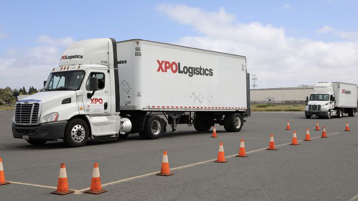 Camión de XPO en un curso de seguridad