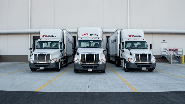 Tres camiones XPO en un centro de servicio
