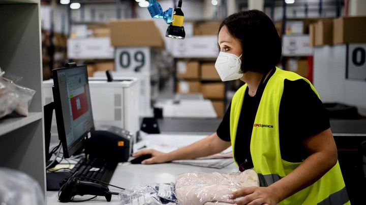 XPO employee in distribution center