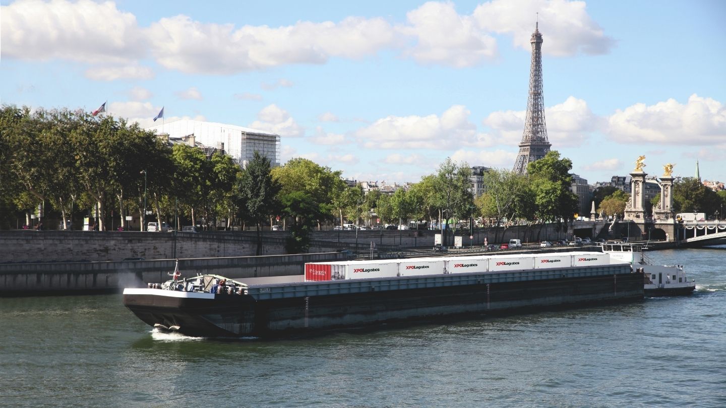 Transport fluvial : Barge XPO sur la Seine